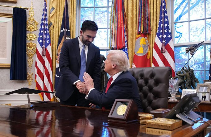 صورة تجمع الرئيس الأمريكي السابق دونالد ترامب مع ممداني، تعكس الأجواء الدبلوماسية المشحونة في نيويورك.
