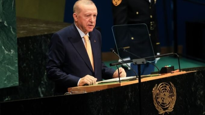 الرئيس التركي رجب طيب أردوغان يلقي خطابًا في الجمعية العامة للأمم المتحدة.