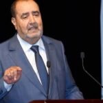صورة للكاتب الأول للاتحاد الاشتراكي إدريس لشكر خلال مؤتمر صحفي.