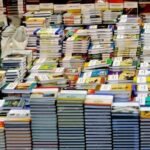 صورة لمكتبة فارغة من الكتب المدرسية أو طلاب يبحثون عن كتبهم