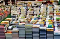 صورة لمكتبة فارغة من الكتب المدرسية أو طلاب يبحثون عن كتبهم