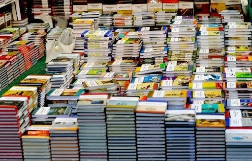 صورة لمكتبة فارغة من الكتب المدرسية أو طلاب يبحثون عن كتبهم