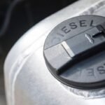 أسعار الديزل في الولايات المتحدة تسجل مستويات قياسية جديدة وتثير مخاوف اقتصادية 6 صورة تظهر مضخة وقود ديزل في محطة وقود بالولايات المتحدة مع شاشة تعرض الأسعار المرتفعة.