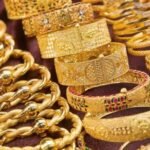 صورة لقطع ذهبية متنوعة وعملات ليرة ذهبية تعكس تراجع الأسعار في السوق الأردني.