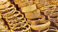 صورة لقطع ذهبية متنوعة وعملات ليرة ذهبية تعكس تراجع الأسعار في السوق الأردني.