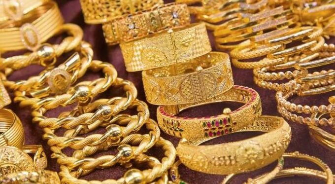 صورة لقطع ذهبية متنوعة وعملات ليرة ذهبية تعكس تراجع الأسعار في السوق الأردني.