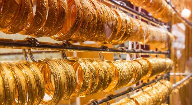 صورة لسبائك ذهبية ترمز لاستقرار أسعار الذهب في السعودية وسط التوترات الإقليمية.