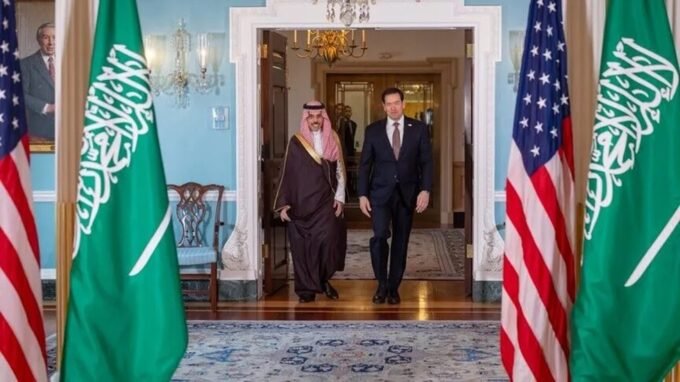 صورة تجمع وزير الخارجية السعودي الأمير فيصل بن فرحان ووزير الخارجية الأمريكي ماركو روبيو خلال مباحثات في واشنطن.