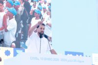 صورة لأنس الحدادي، وكيل لائحة حزب التجمع الوطني للأحرار بدائرة مولاي رشيد، يتحدث خلال تجمع انتخابي.