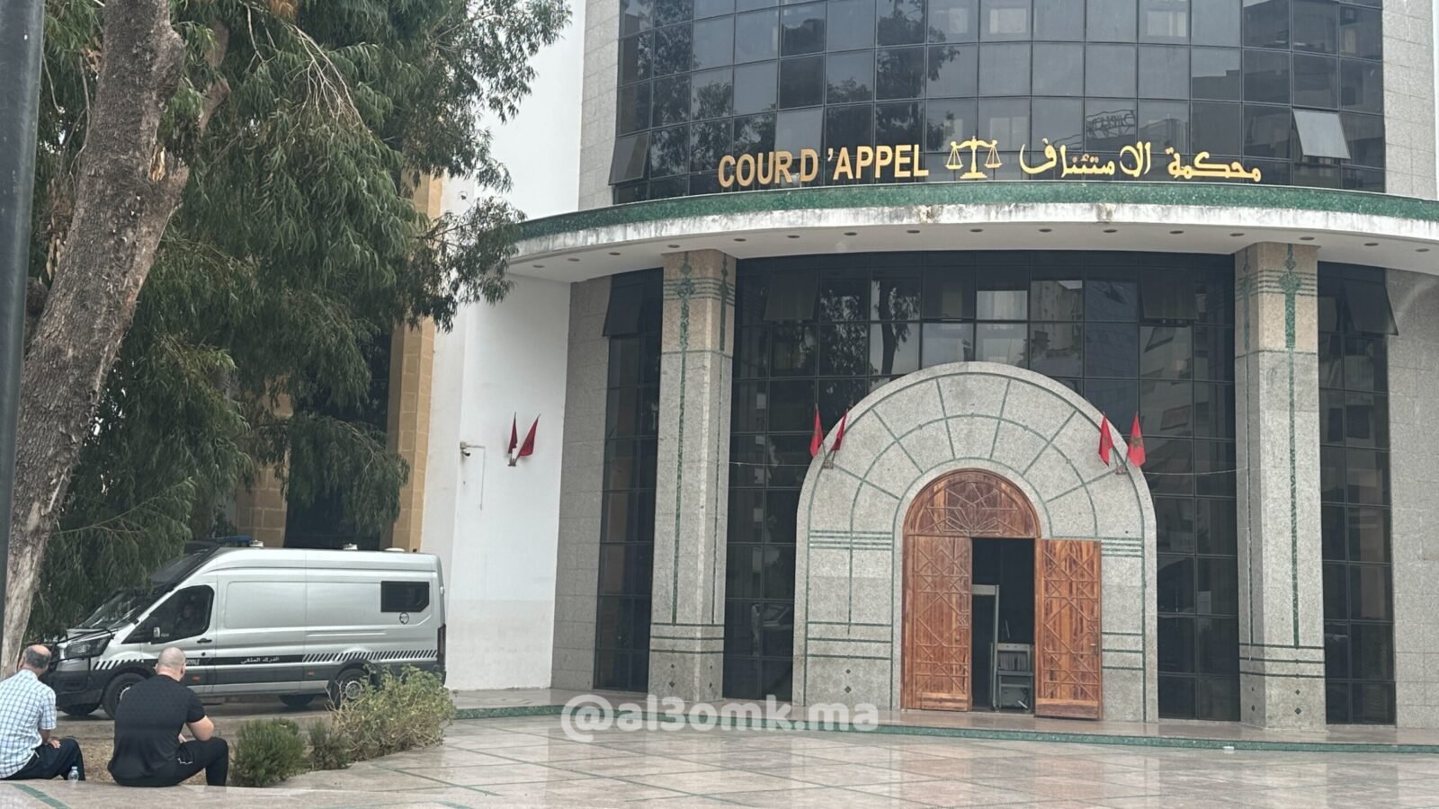 صورة لأوراق تصويت انتخابية مع ختم أو علامة، ترمز لقضية تزوير الانتخابات في طنجة.