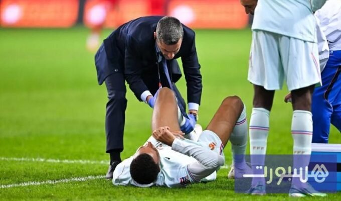 كيليان مبابي يغادر الملعب متأثراً بإصابة في الركبة خلال مباراة فرنسا وتركيا