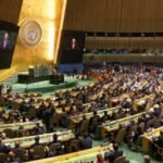 صورة جوية تظهر الدمار الواسع في حي التفاح بمدينة غزة، مع مبانٍ منهارة وخرسانة متصدعة ومعادن ملتوية.