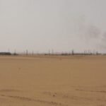 منظر جوي لحقل الشرارة النفطي في ليبيا يظهر البنية التحتية للإنتاج وسط الصحراء.