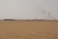 منظر جوي لحقل الشرارة النفطي في ليبيا يظهر البنية التحتية للإنتاج وسط الصحراء.