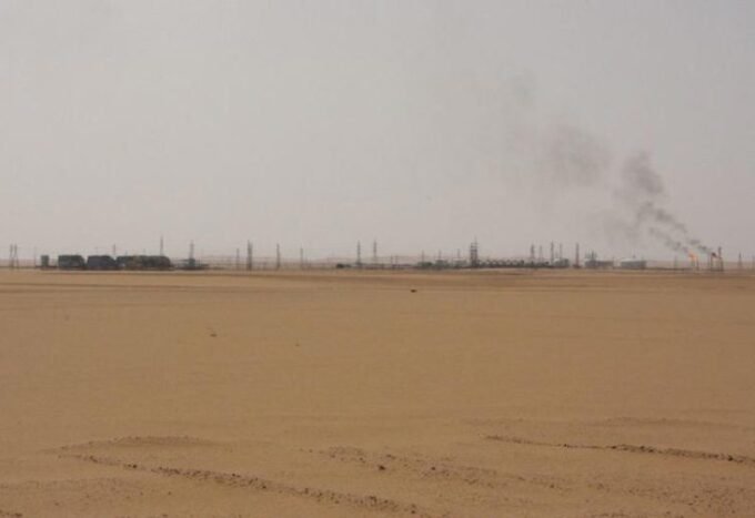 منظر جوي لحقل الشرارة النفطي في ليبيا يظهر البنية التحتية للإنتاج وسط الصحراء.