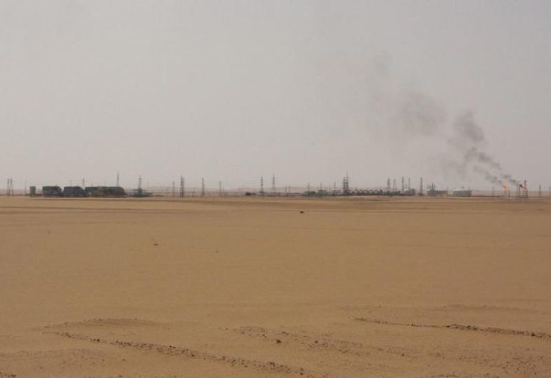 منظر جوي لحقل الشرارة النفطي في ليبيا يظهر البنية التحتية للإنتاج وسط الصحراء.