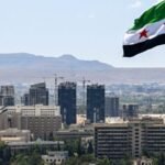 متظاهرون سوريون يرفعون لافتات احتجاجاً على رفع أسعار المحروقات في إحدى المدن السورية.