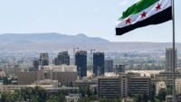 متظاهرون سوريون يرفعون لافتات احتجاجاً على رفع أسعار المحروقات في إحدى المدن السورية.