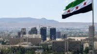 متظاهرون سوريون يرفعون لافتات احتجاجاً على رفع أسعار المحروقات في إحدى المدن السورية.