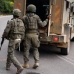 صورة تظهر قوات الاحتلال الإسرائيلي في منطقة سكنية ببيت لحم، الضفة الغربية، خلال عملية أمنية.