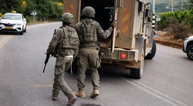 صورة تظهر قوات الاحتلال الإسرائيلي في منطقة سكنية ببيت لحم، الضفة الغربية، خلال عملية أمنية.