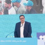 صورة لعمر مورو يلقي كلمة أمام حشد جماهيري في تجمع انتخابي لحزب التجمع الوطني للأحرار بتطوان