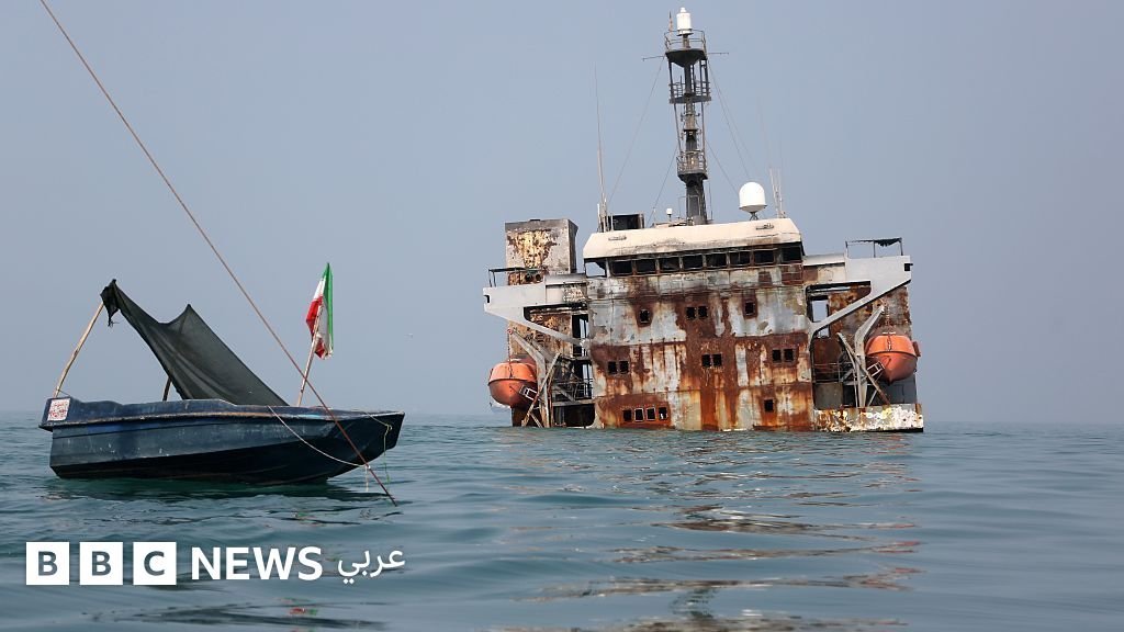 سفينة حربية إيرانية تعرضت لضربة أمريكية قبالة سواحل بندر عباس