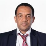صورة توضيحية للمشهد السياسي المغربي يظهر فيها رموز أحزاب مختلفة وانتقال سياسيين