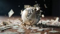 صورة توضيحية لرسوم بيانية اقتصادية تظهر ارتفاع التضخم وأسعار النفط، مع رموز للبنوك المركزية.
