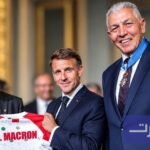 رئيس الجامعة الملكية المغربية للركبي هشام أوباجا يقدم قميص المنتخب الوطني المغربي للركبي للرئيس الفرنسي إيمانويل ماكرون في قصر الإليزيه، بحضور أسطورة الركبي عبد اللطيف بنعزي.