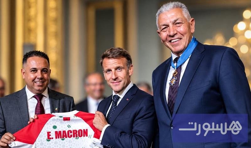 رئيس الجامعة الملكية المغربية للركبي هشام أوباجا يقدم قميص المنتخب الوطني المغربي للركبي للرئيس الفرنسي إيمانويل ماكرون في قصر الإليزيه، بحضور أسطورة الركبي عبد اللطيف بنعزي.
