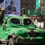 صورة تظهر آثار الدمار في منطقة سكنية يمنية، تعكس حجم التصعيد العسكري والوضع الإنساني المتدهور.