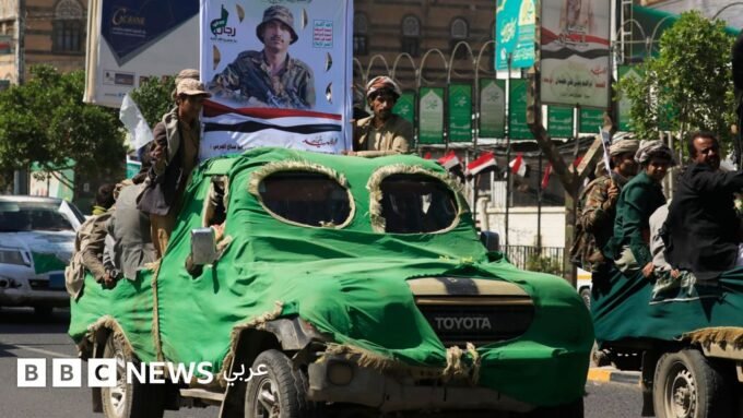 صورة تظهر آثار الدمار في منطقة سكنية يمنية، تعكس حجم التصعيد العسكري والوضع الإنساني المتدهور.