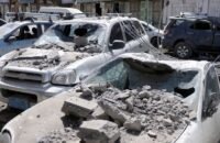 آثار غارة جوية في اليمن أو طائرة حربية تحلق فوق الأجواء اليمنية
