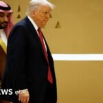 صورة فضائية تظهر دخاناً يتصاعد من خط أنابيب شرق-غرب السعودي بعد استهدافه.