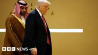 صورة فضائية تظهر دخاناً يتصاعد من خط أنابيب شرق-غرب السعودي بعد استهدافه.