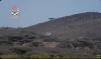 صورة تظهر آثار الدمار أو اشتباكات في اليمن، مع التركيز على المركبات المتضررة أو المناطق المستهدفة.