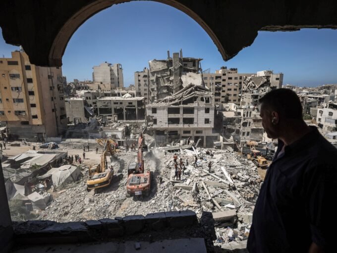 غارة إسرائيلية تودي بحياة فلسطيني وتصيب طفلاً في غزة وسط تصاعد التوتر 9 عمال إنقاذ ينتشلون جثثاً من تحت أنقاض مبنى منهار في حي تل الهوى بمدينة غزة.