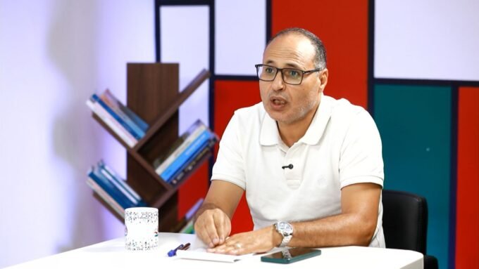 صورة لأستاذ العلوم السياسية أحمد بوز يتحدث عن نتائج الانتخابات المغربية