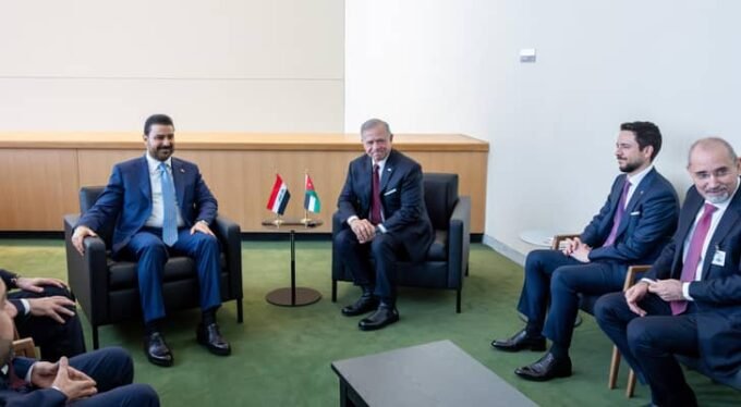 صورة تجمع جلالة الملك عبد الله الثاني وسمو ولي العهد الأمير الحسين بن عبد الله الثاني مع رئيس الوزراء العراقي علي الزيدي في نيويورك.