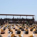 لاجئون يمنيون يتلقون المساعدات في مخيم مركزي بجيبوتي ونساء وأطفال نازحون قرب عدن.