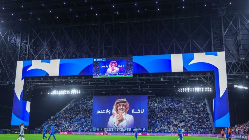 صورة لمجلس إدارة نادي الهلال السعودي مع الأمير الوليد بن طلال