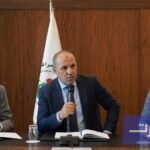 شعار نادي الوداد الرياضي مع إشارة إلى الأزمة المالية والمنع الدولي.