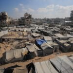 انتخابات إسرائيل: غزة ترقب مصيرها بين القلق والترقب 6 صورة لمخيم للنازحين في مدينة غزة، يظهر خيامًا تأوي الفلسطينيين المتضررين من الحرب.