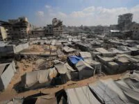 صورة لمخيم للنازحين في مدينة غزة، يظهر خيامًا تأوي الفلسطينيين المتضررين من الحرب.