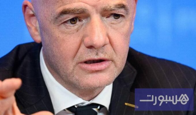 صورة لجياني إنفانتينو، رئيس الفيفا، يتحدث خلال اجتماع للمجلس في مقر الفيفا بزيورخ.