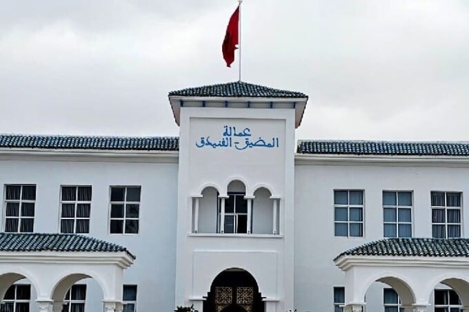 صورة لاجتماع عامل المضيق-الفنيدق مع ممثلي الأحزاب والأمن والقضاء لمناقشة الاستعدادات للانتخابات التشريعية 2026.