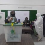 امرأة من كشمير الخاضعة للإدارة الباكستانية تدلي بصوتها في كراتشي خلال الانتخابات العامة.
