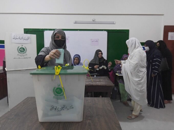 انتخابات رئاسة كشمير الباكستانية: جدل سياسي واضطرابات أمنية 1 امرأة من كشمير الخاضعة للإدارة الباكستانية تدلي بصوتها في كراتشي خلال الانتخابات العامة.