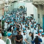 مسيرة انتخابية حاشدة لحزب التجمع الوطني للأحرار في شوارع مدينة وزان، يتقدمها وكيل اللائحة أحمد البواري وسط حشود من المواطنين والشباب.